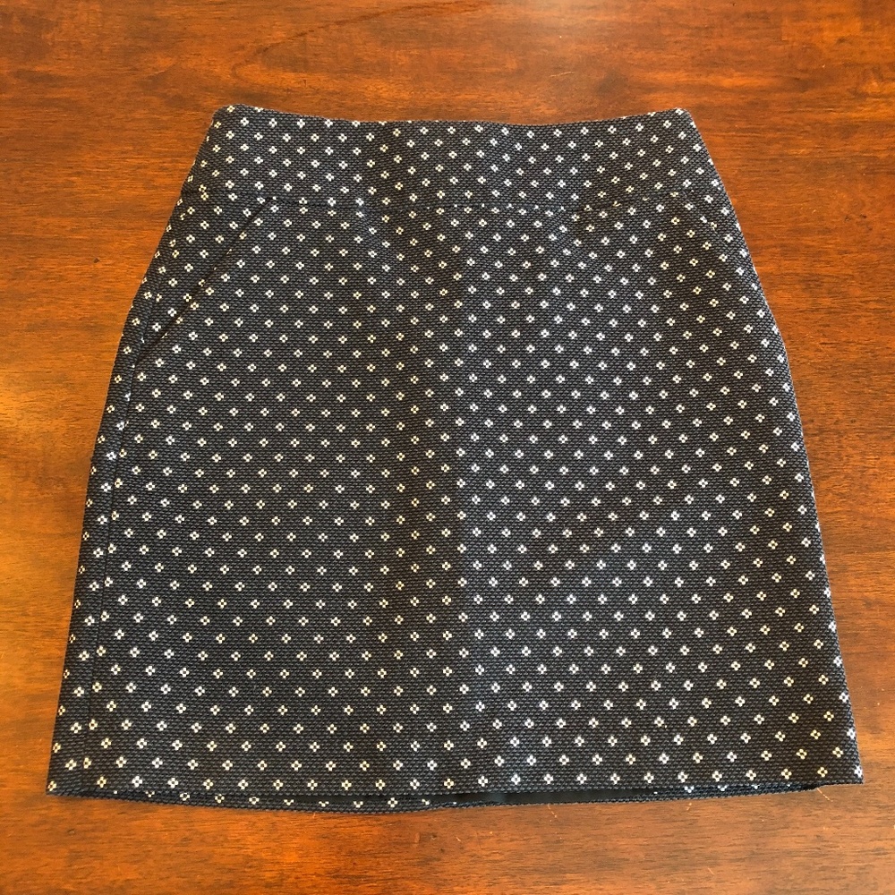 NWT Ann Taylor Short Pencil skirt, textured navy with white dots, beautiful! 6